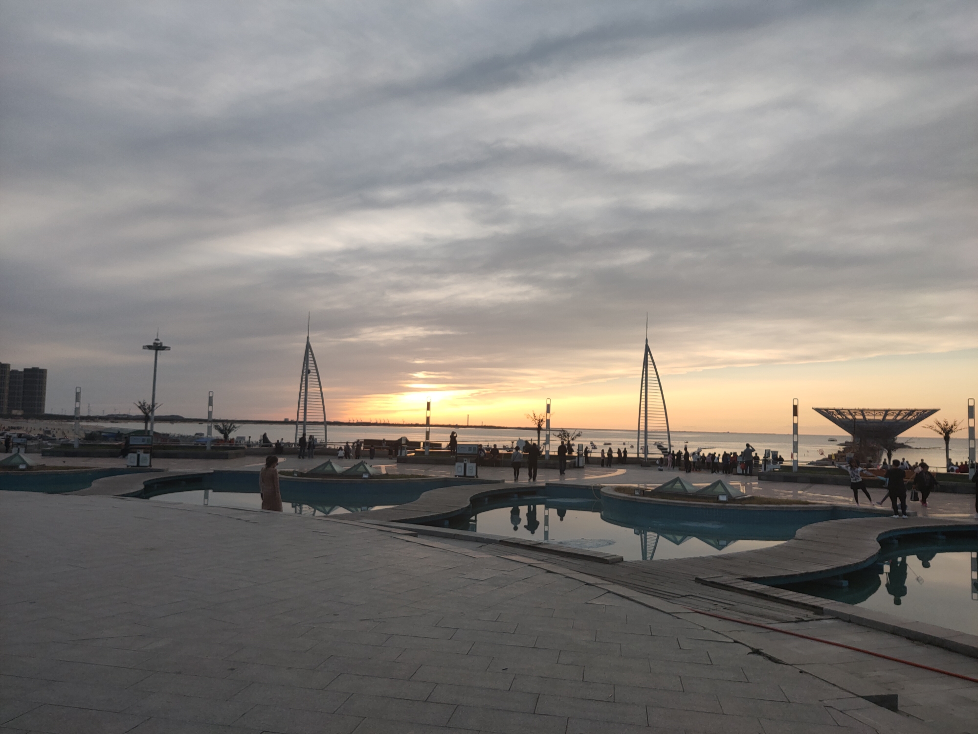 营口盛情款待，尊敬的各位来宾与朋友们